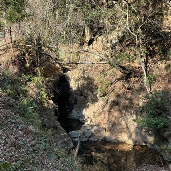 西山桜の郷の駐車場のすぐ近くにあった切川二段の滝へ。教えてくれた山友に感謝です！
