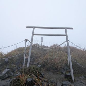 天の逆鉾🔱

奈良時代からあるとも言われ、誰が立てたのか分からないとのこと🧐
坂本龍馬とおりょうが新婚旅行で訪れて、この逆鉾を抜いたという話もあるそう🤭