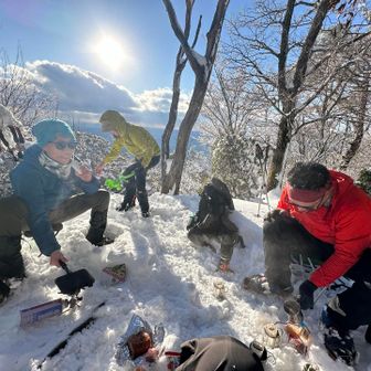 ①ホットサンド焼いてくれるまみちゃん
②せっせとかいじゅう製作めぐちゃん
③コーヒー淹れてくれるももさん

④それをニヤニヤ眺めるワタシ🤣ゴメン🤣