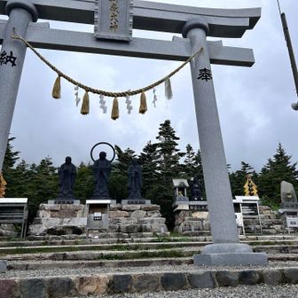 多分この鳥居の奥に
御嶽山が見えるのかなーと😮