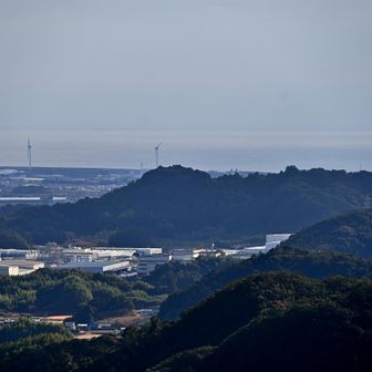 小笠神社横の展望広場で昼食休憩しながら、
次に登る山は、徳川家康がこの小笠山に陣を張り、攻め落とした高天神城があった高天神山（写真中央の山）に決定