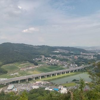 犬の鼻先にある展望地
天神山と山陽道が、よう見える😁
猿田彦神社は寄らずに、真裏の遊歩道を進む🏃🏿