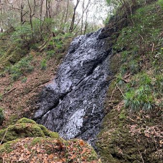 安龍ケ瀧。ちょっと凍ってる