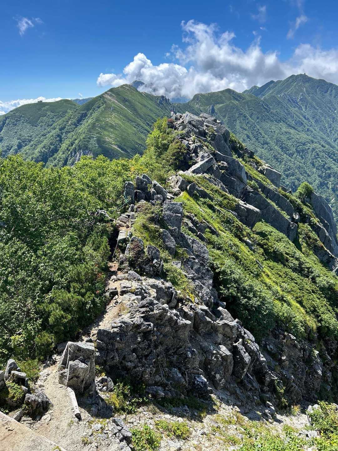 檜尾岳へ続く稜線。檜尾小屋も見える。
まだまだあるなぁ〜