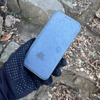 鷲頭山の激登りの最中に
落ち葉の中に埋もれていたスマホ📱！　
誰か落としたか？　
もしかして直近落とされたかも知れないので
スライドされた方に向かって
スマホ📱落ちてましたよー！と
大声で叫ぶ😱　　
　
その時には返答がなかったので
とりあえず鷲頭山に向かいましたが、
その後、持ち主さんが折り返してきて
くれ、無事お渡し出来ました。
良かったです