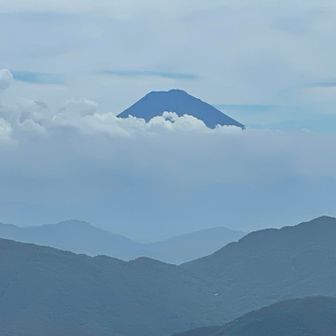 雲から富士山がひょっこり