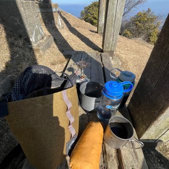 バーナー、クッカー、カップ、ナルゲン×2、フーディニジャケット、おやつ
これをタビチビトートに入れてぶら下げてきました。
だから、今日はザックなし。
では、稲子山経由で下山します。