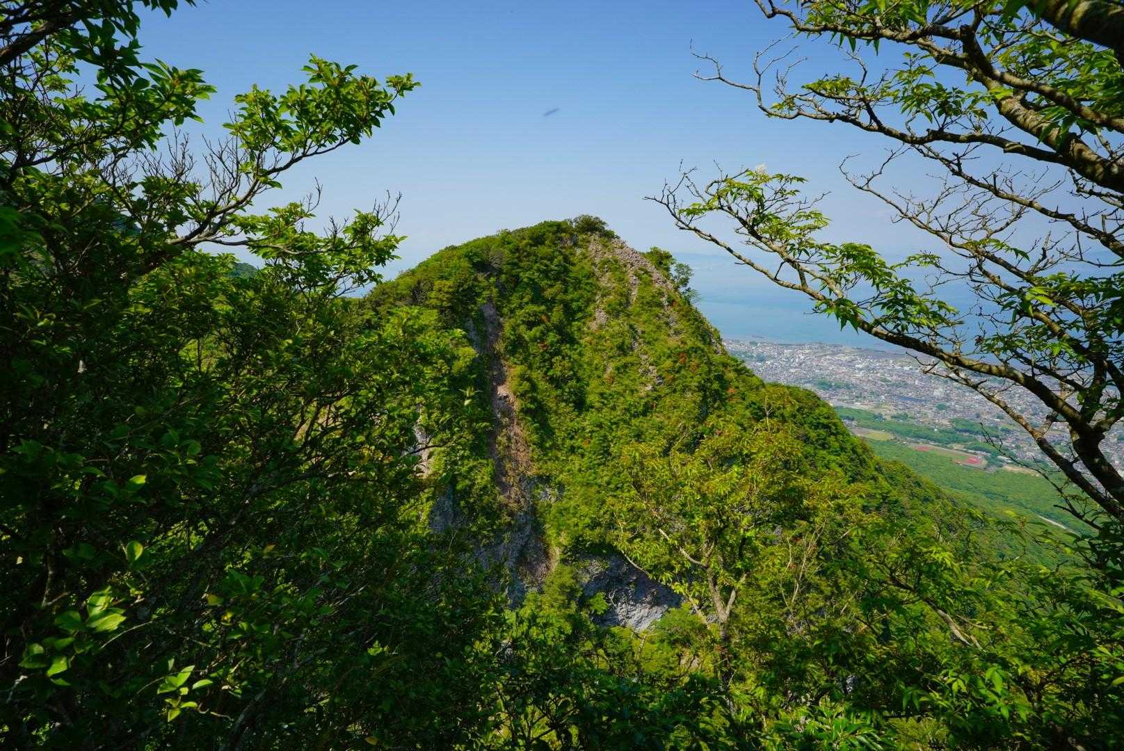 これから向かう天狗山
見た目はギョッとするが、背後から登頂するトレイルは、そんなに急ではない。