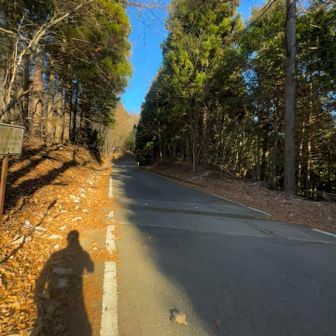 さてここから駐車場まで2km弱のロード

それにしてもこのシルエット、、、

黒のハイエースとか乗ってそう…