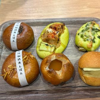 列はパン屋さんでした。パンの種類は主にこのタイプのネギとあんとみたらしのパンしかないのですが、魅力的だったので↑厳選して購入。下段の真ん中はみたらし団子入りで珍しい✨
旦那の見たら…ミニ食パンもあったみたいです。ねぎまパンとねぎのパン両方食べ比べたら全然違う👍