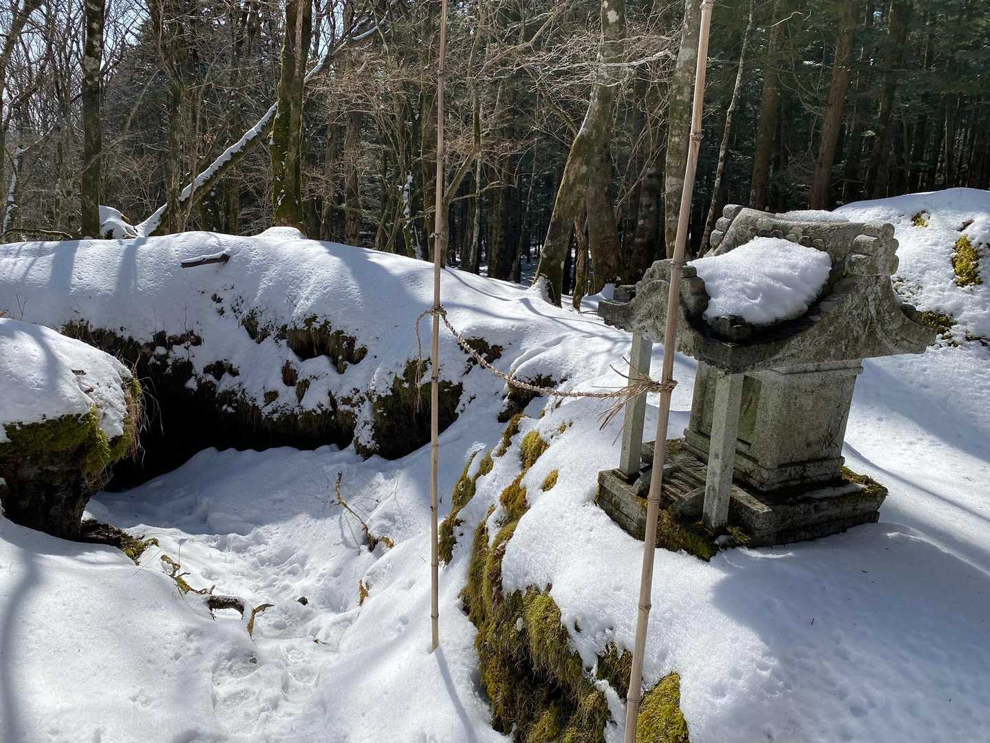 雪と苔と祠🙏