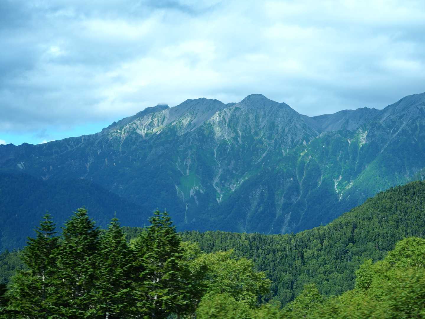 穂先が隠れた槍ヶ岳
