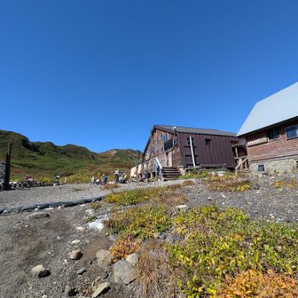 ８合目の避難小屋到着　