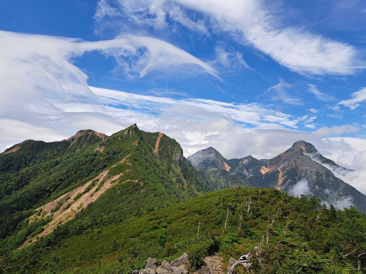 眺望よし。「八ヶ岳らしさ」を感じられる岩場と稜線の三ツ頭往復コースの写真