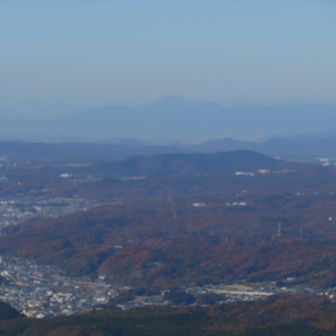北西方面の眺め　奥に伊吹山