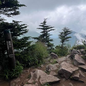 黒斑山到着。
2001年は、ここまでしか来られなかった。
こんなに狭い山頂だっけ？
きっとそれだけ自身が大きく成長したのだろう。
そういうことにしておこう。