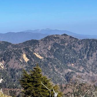 那須連山
丸っこい茶釜のような茶臼岳、右に朝日岳、三本槍岳がはっきり見えてまたまた嬉しくなる😄