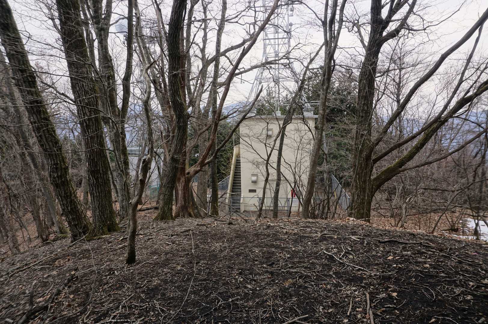 謎の建物が見えてきた…
山頂にありがちなアンテナ施設…