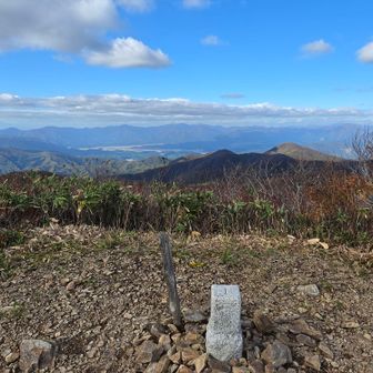 少し進むと三角点のある翁山山頂に到着。360度の眺望が楽しめました。