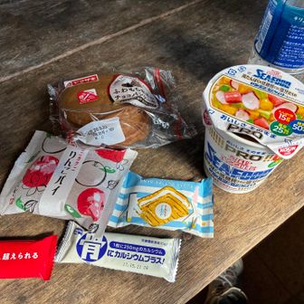 藤原山荘に戻って山飯😋
🍙2個とカップ麺（タンパク質多め💪）
沢山のお菓子も頂きました🎵