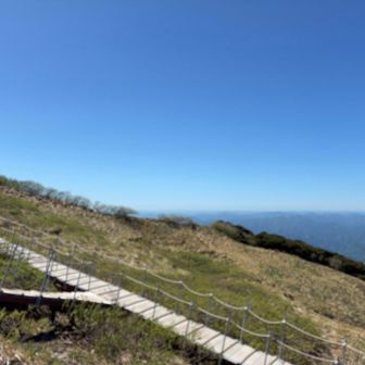 中国山地の山々の上にひときわ高い山影
画像で伝わらないのがもどかしい