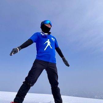 寒いぜ八のポーズ！

ゴーグル🥽にTシャツという新しいスタイルを提案(←どーでもイイです笑

八のポーズ&さいこーだなおいっ！&脳天の3点セット📸予定も、風ビュービューで寒くて八のポーズ1枚で諦め。
すぐハードシェルを装着。