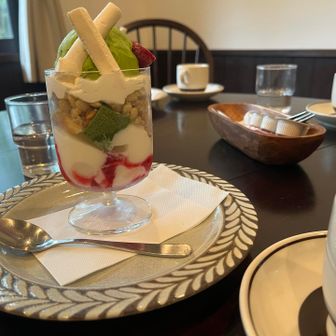 新作の『茶メロパフェ』😍
一人でペロリ😋いけます❣️
パフェというよりも､アイス､ケーキ、わらび餅､グラノーラなどなど
美味しい食べ物盛りだくさん٩(๑❛ᴗ❛๑)۶