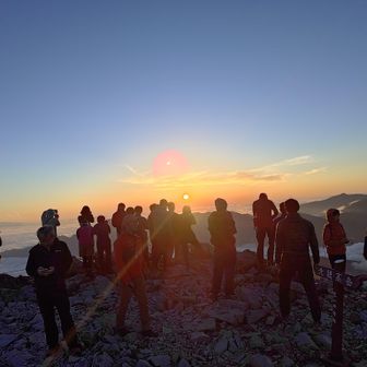 🌇夕陽を見ている登山者で山頂は山密状態
