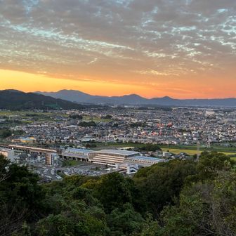 北東。丁度新鳥栖から新幹線が🚄
奥が宝満とか三郡とか？