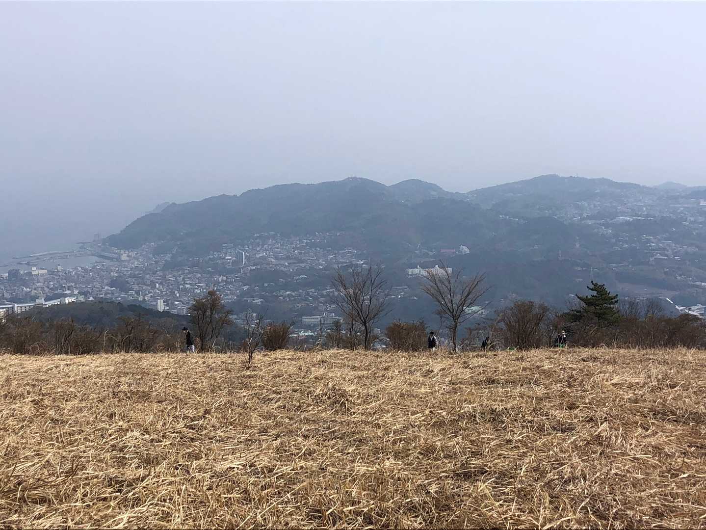 馬場の平から伊東の町。眺望の良い場所ですが、今日は春霞。