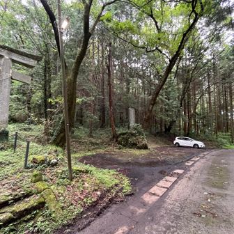 【戸室山神社 駐車場】
ここへ来るまでの道が狭いこと😱🚗³₃
それに辺りはうっそうとしていて不気味…😱🌲
しかも車は1台もなく、ここから登るのは私ひとり😢
ここまで来たんだから頑張ります💪
