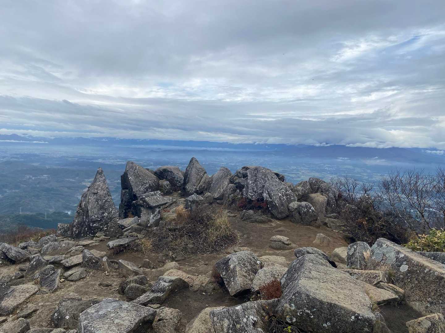 名水と巨木に癒やされ山頂へ。岩手山を望む、姫神山の一番人気コースの写真