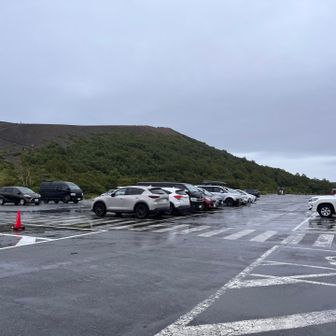 雨天のためか、駐車場は余裕があります