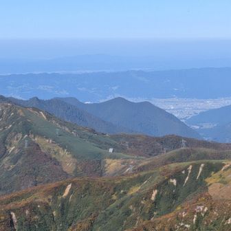 中央の白い屋根が蓬ヒュッテですね　小屋泊縦走したくなりました