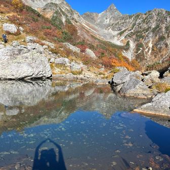 2日目の天狗池。毎年これを見に来ていると言う方からベスポジ📷教えていただきました♪
槍ヶ岳と逆さ槍、そして妹と影槍🤭