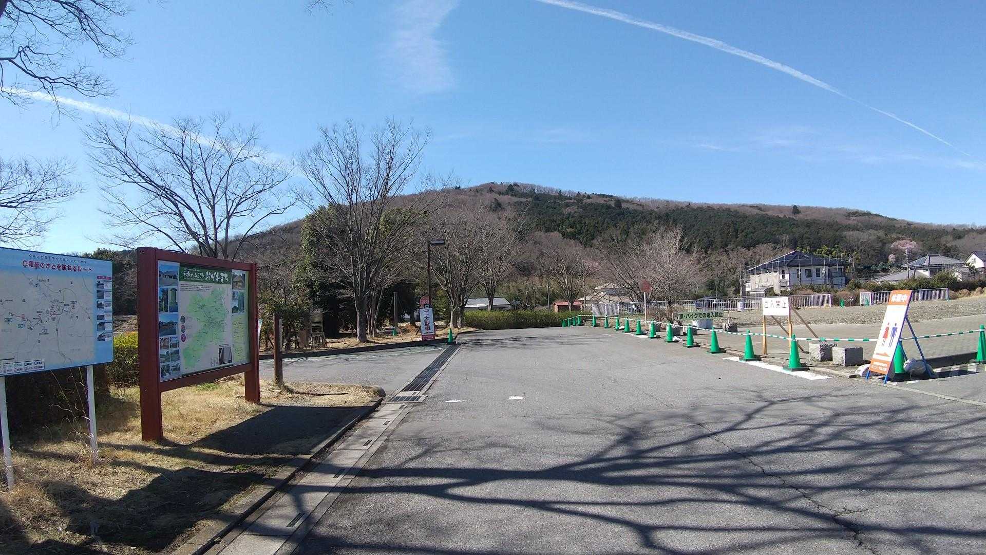 道の駅おがわまちの駐車場に車を停めます🅿️
トイレは仮設簡易トイレです 混雑時は奥に進むと大駐車場があります 正面のなだらかな山が仙元山です