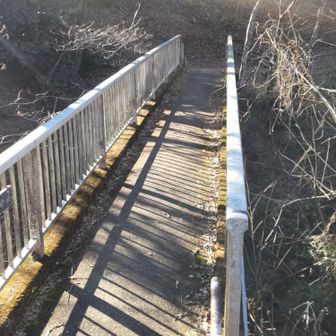 橋を渡り西方向へ道なりに歩きます