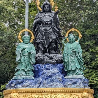 毘沙門山頂の毘沙門天像