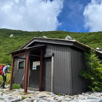 避難小屋を見てみたくて回り道しました
中も周りもきれい