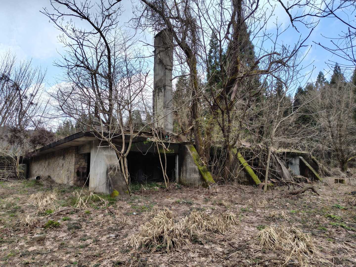 猿毛岳ロッジ跡に到着。
当時の写真を見たことありますが
なかなかオシャレで立派な
建物でした。
