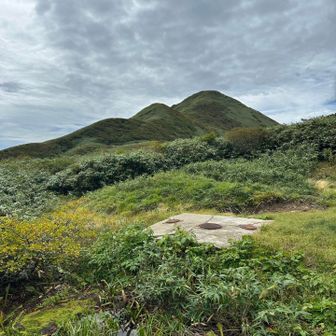 装束場から湯殿山を望む
パッと見では普通に行けそうなのですが、登山道は無く冬季にしか行けないようです。そんな山が「やまがた百名山」に指定されているのは中々ですね🤭