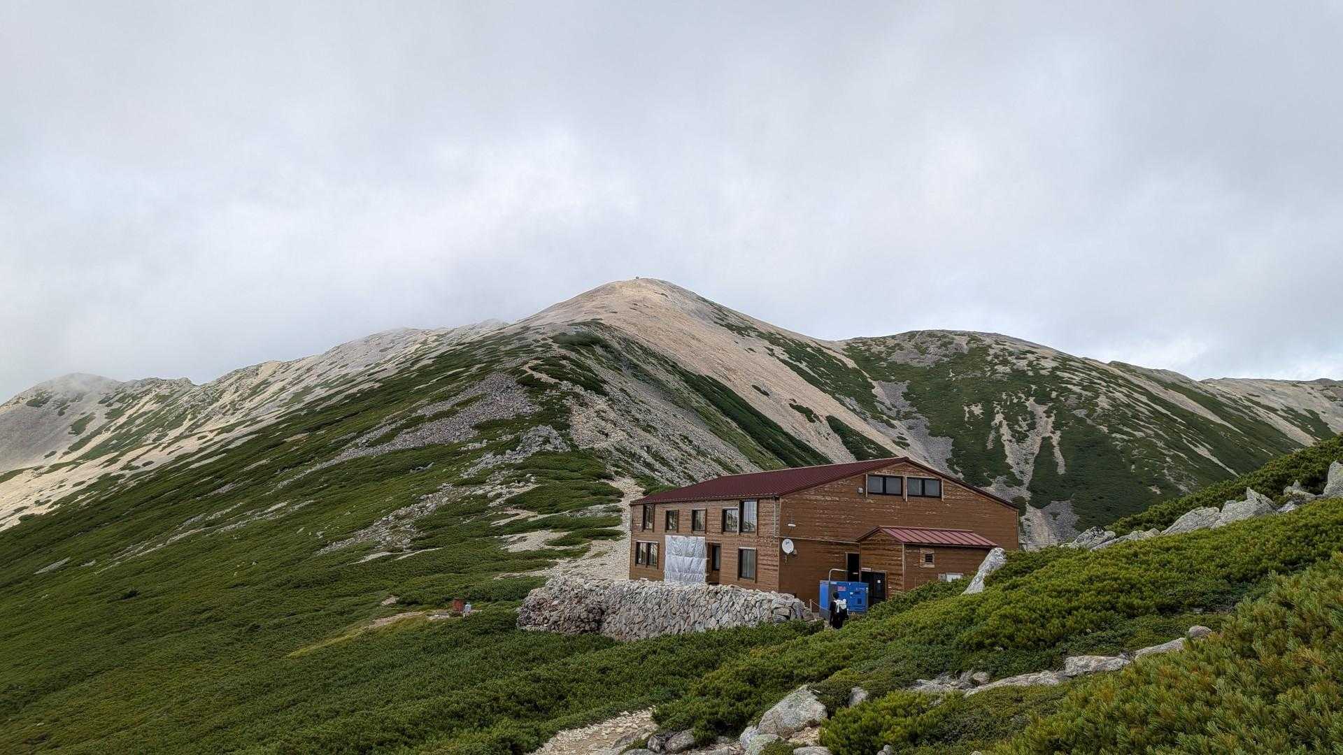 薬師岳山荘
薬師岳は見えてる山頂のずっと奥です