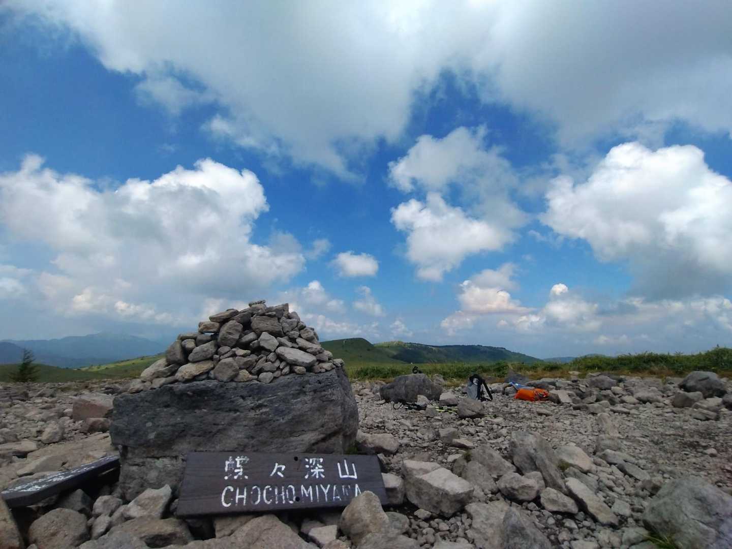山頂に着いて、ぼーっと過ごしてたら、女性グループの方々に「写真撮って頂けますか？」って頼まれたので、写真お撮りして、来た道を戻るのもやだったので、クヌルプヒュッテ経由で下山。