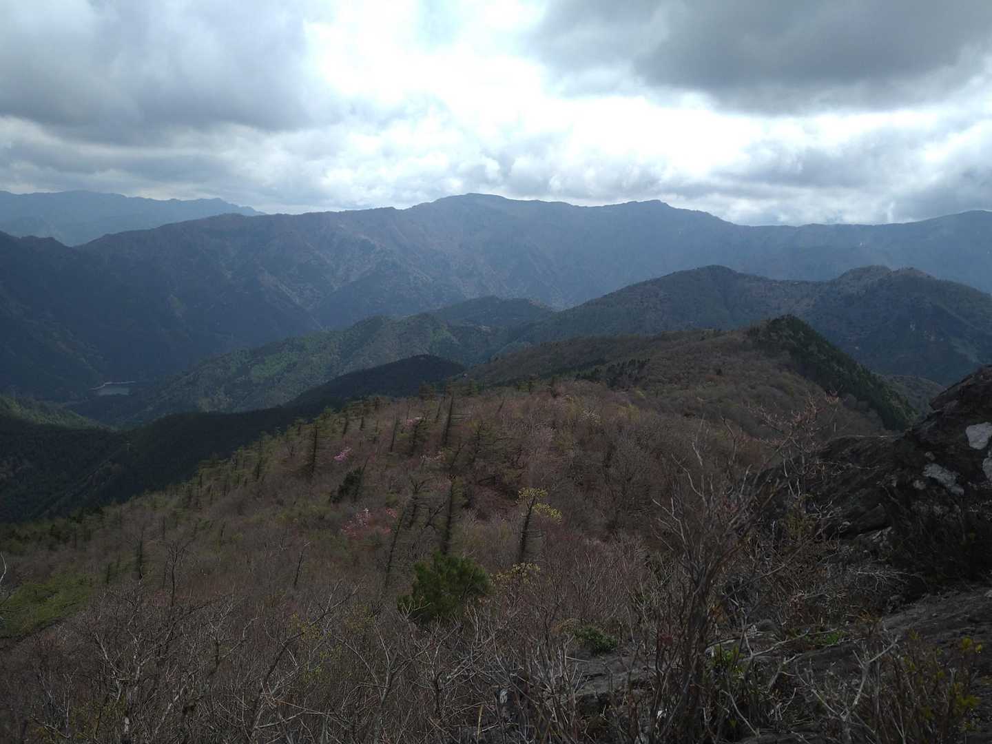 平家平と冠山方面には雲が
てか、風が強すぎて岩の上に立つのが怖い😱