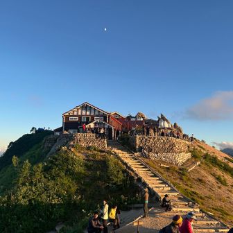 夕陽の燕山荘も良いね👍