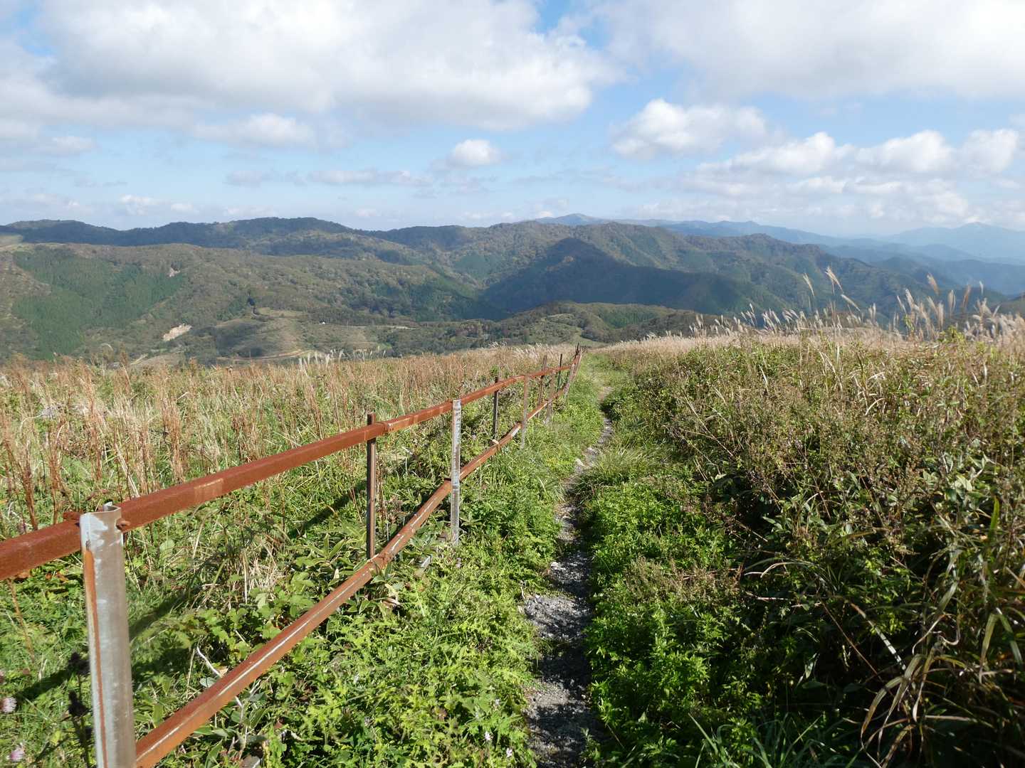 駐車場に移動してここから歩きます
後方に丸石山（山頂は右端）