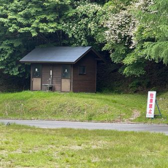 駐車場のトイレ

トイレットペーパーあり、男女一つずつ分かれています