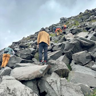 初めて登る新山南側の岩山💦
コースを熟知した経験者のリード、アドバイスを受けながら