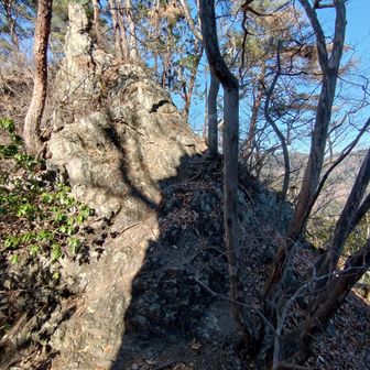 如金さまを過ぎると狭い岩尾根が続く。