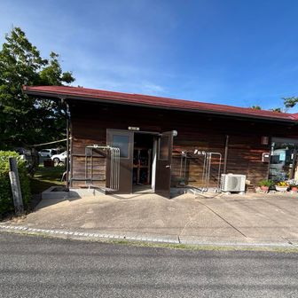 これがNスタキャンプ場 そらの庭
この日はたくさんのキャンプテントが建っていて、BBQ🍖するいい匂いがしてました😋
こっちはトレイルを10km以上歩いて汗だく💦の場違い感が半端無いオッサン。そそくさと通り過ぎました。
